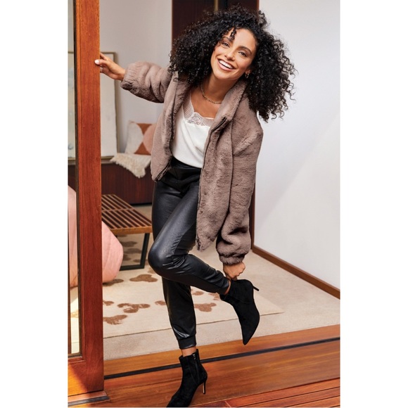 Commando Luxury Basics | Faux Leather Joggers - Picture 5 of 10